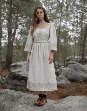 Robe brodée "Austra" arbre sacré céramique