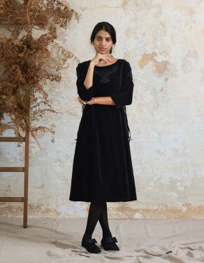 Robe "Marjan" en velours noir brodé