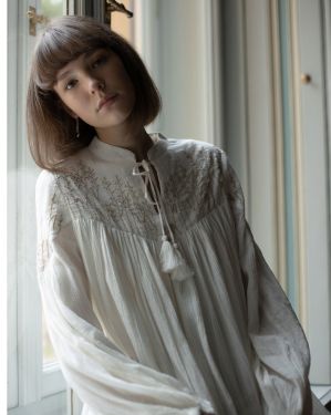 Blouse "Marla" en crêpe de coton brodé crème