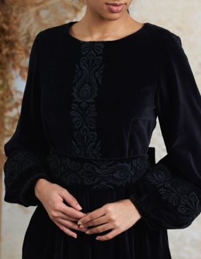 Robe "Misha" en velours noir brodé