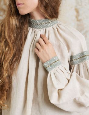 Blouse "Vasylia" en lin brodé menthe