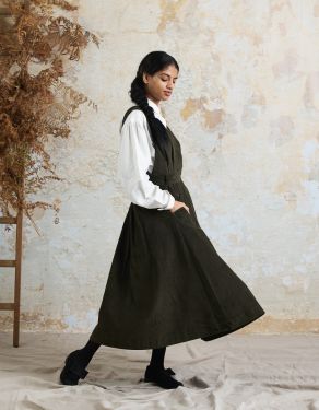 Robe-chasuble "Yana" en velours côtelé vert mousse