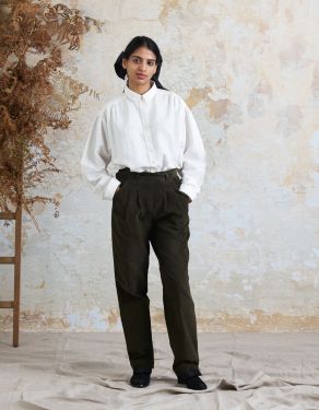 Pantalon "Yana" en velours côtelé vert mousse